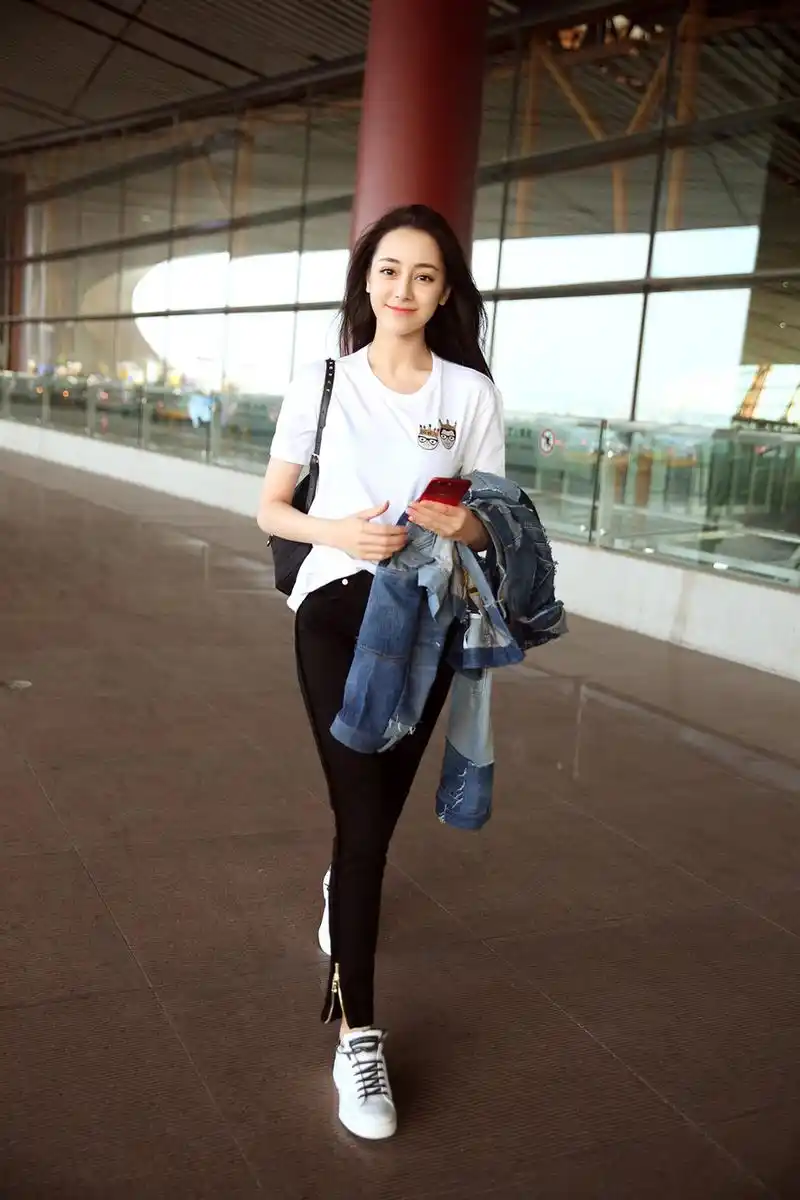 迪丽热巴机场街拍高清图片