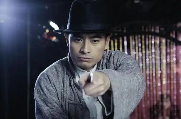 陈龙:曾是胶水厂工人,闪婚小10岁章龄之,走红后对妻子