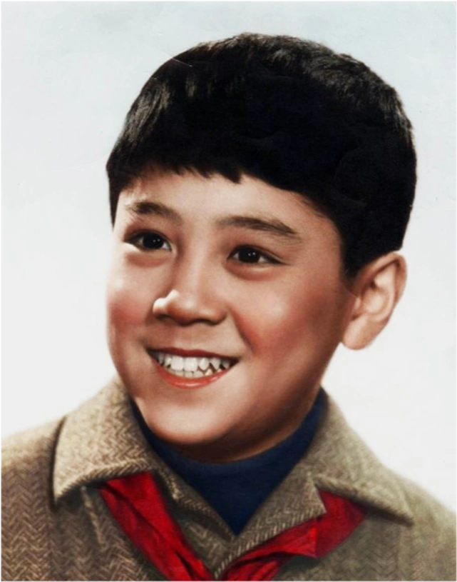 明星小时候照片张国荣梅艳芳成龙邓丽君谢霆锋王菲李小龙郭德纲