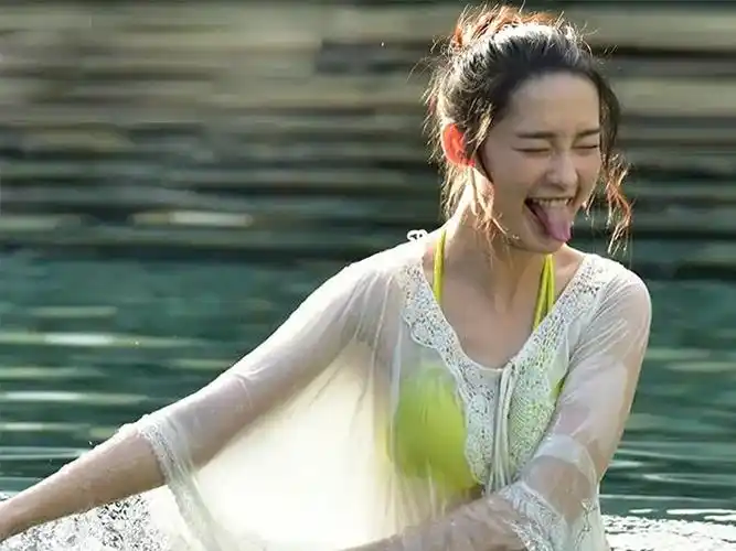 李沁综艺旧照火了,"站在水中吐舌头"引起热议,被指掉价了_腾讯新闻