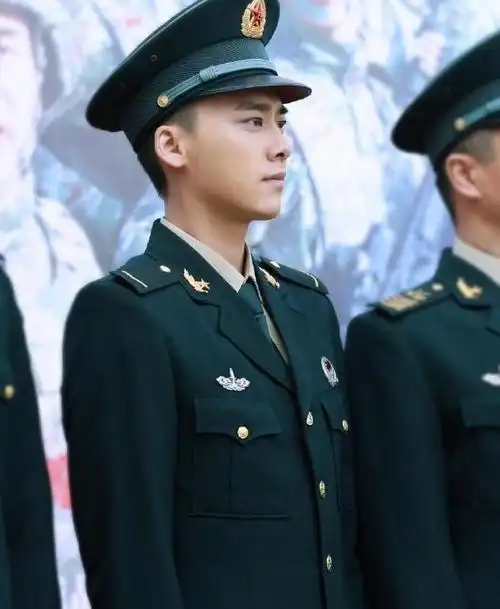 李易峰一身军装正气凛然向大家展示什么叫做真正男子汉