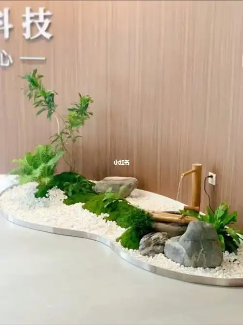 来不及,经与甲方商议,后来选择了日式的流水竹筒与石钵,实景呈现后