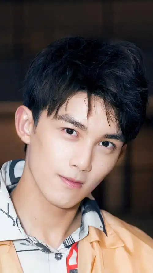 00后小鲜肉明星吴磊清新帅气有活力写真