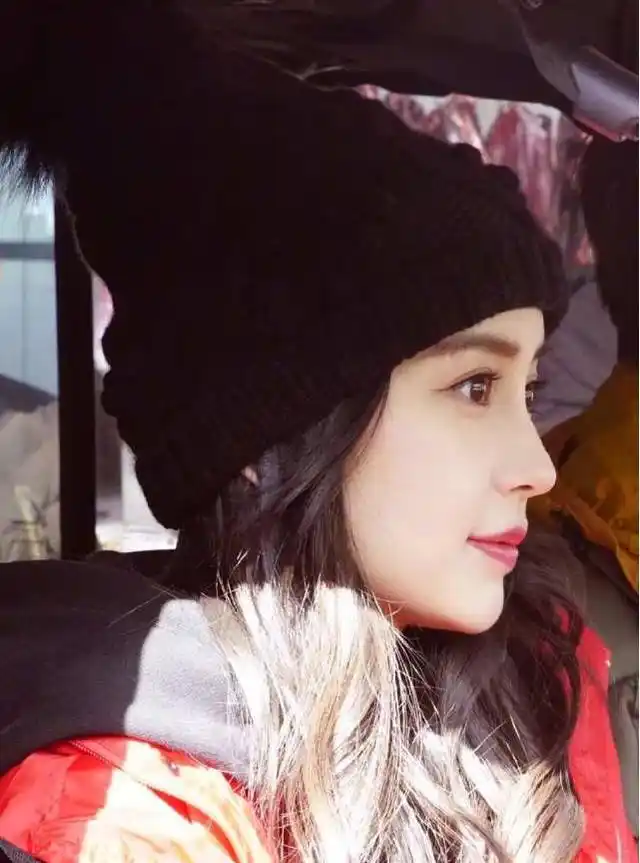 同样结婚生过孩子的还有angelababy,而且angelababy和杨幂还是