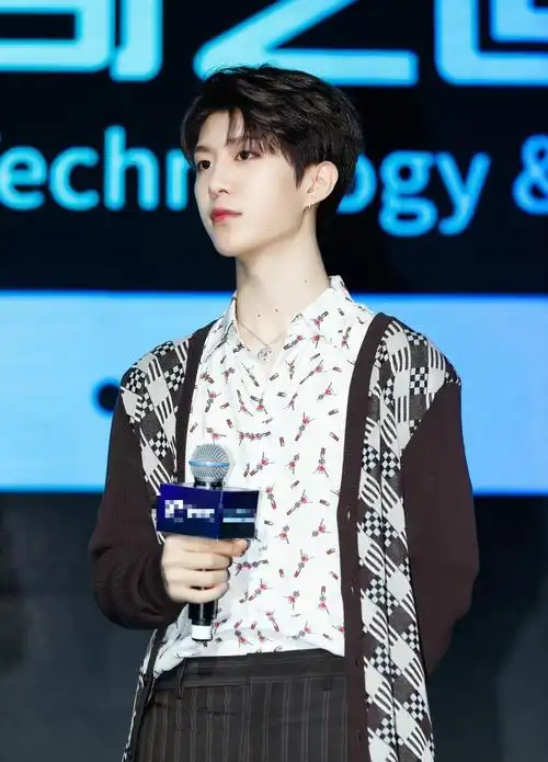 身材出众的范丞丞此次选择了绅士慵懒风的花衬衫外搭毛衫,妆容发型