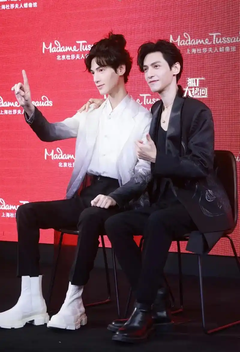 罗云熙身高真的有177cm吗?看看他那双蜡像鞋子,简直太灵魂了!