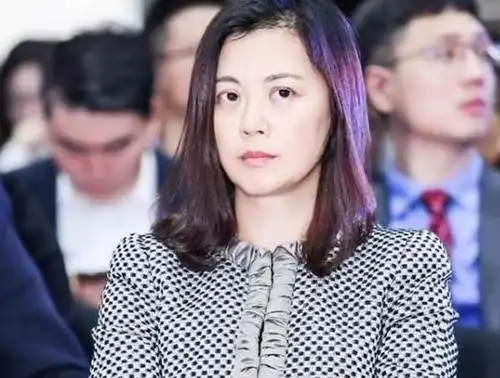 她是央视美女主持,远嫁国外生龙凤胎后离婚,一张照片暴露感情现状