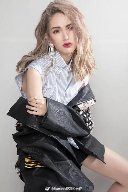 组图:"天王嫂"昆凌拍大片 俏皮粉嫩or冷艳性感完美hold住_高清图集