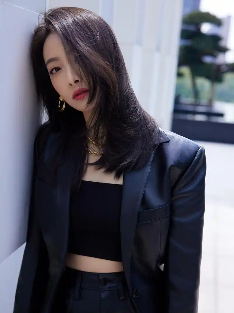 抹胸造型加上v领设计能够让你秀出自己的傲人事业线,而且像这样的v领