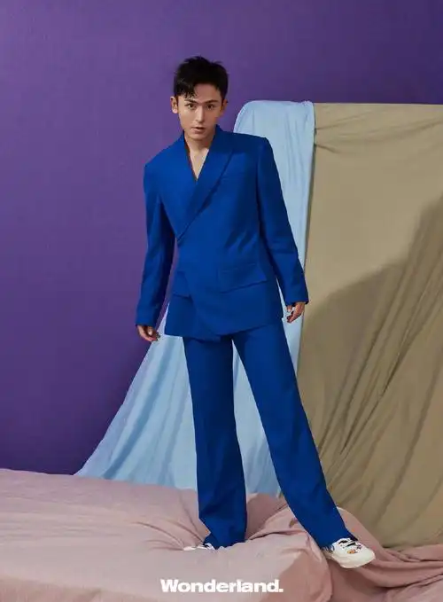 张哲瀚单人三封大片来袭 戴黑框眼镜大秀肌肉线条