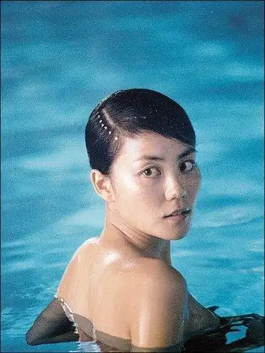 王菲到底有多好?看到真实身材后,怪不得能迷倒谢霆锋李亚鹏_腾讯新闻