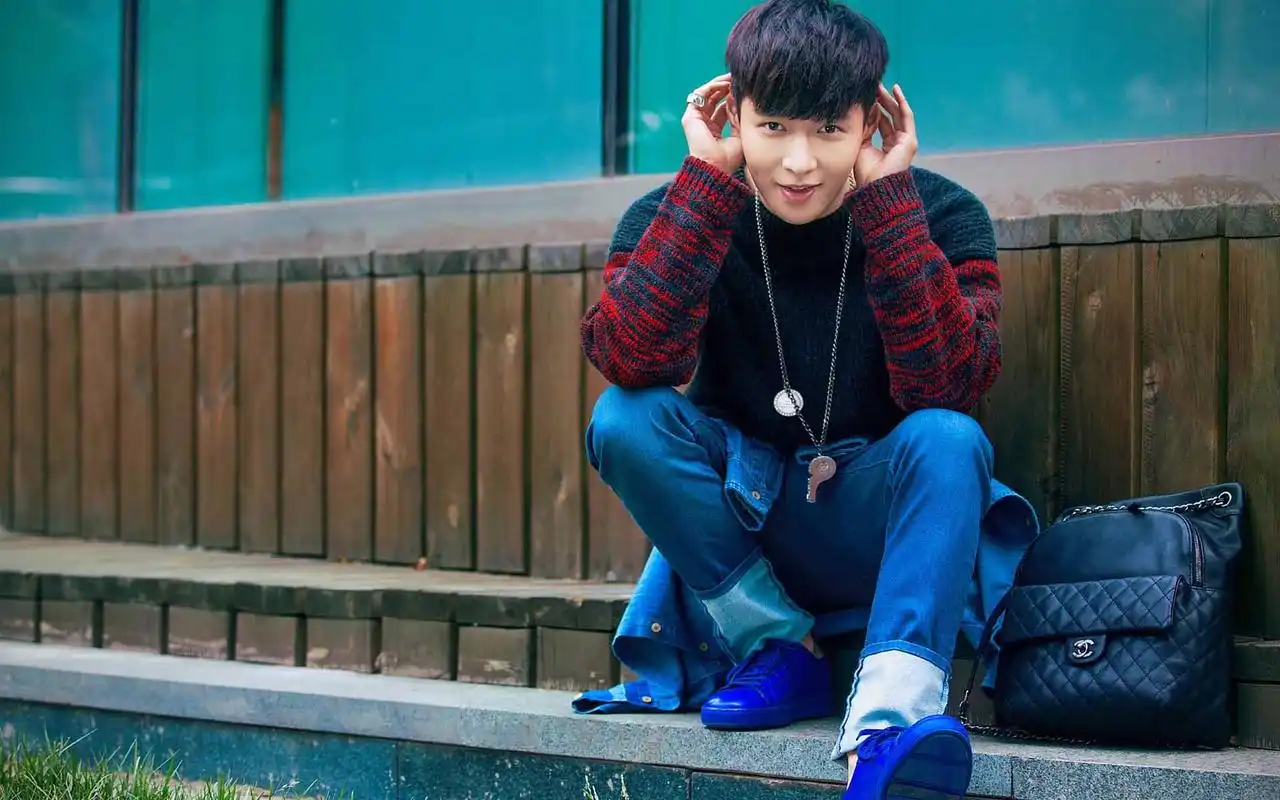 张艺兴秋冬毛衣时尚帅气写真图片壁纸