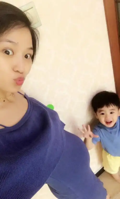 快女黄英晒孕照宣布怀二胎 肚中宝宝已有四个月