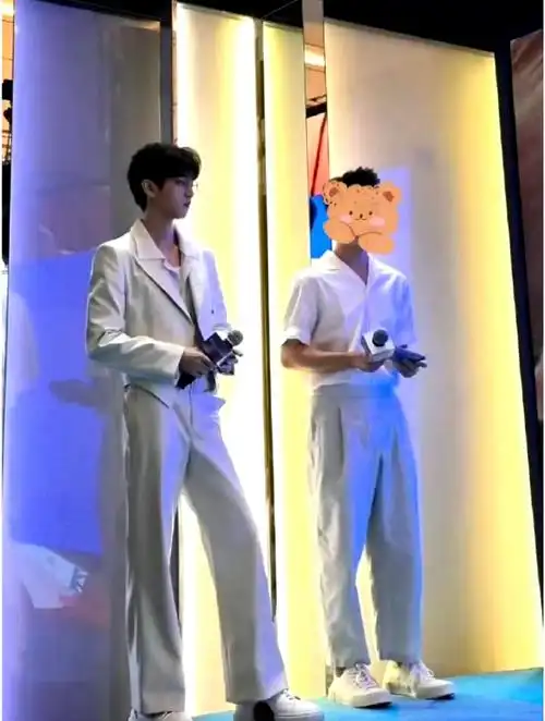 王俊凯春节胖15斤#  热芝士:33净身高182!