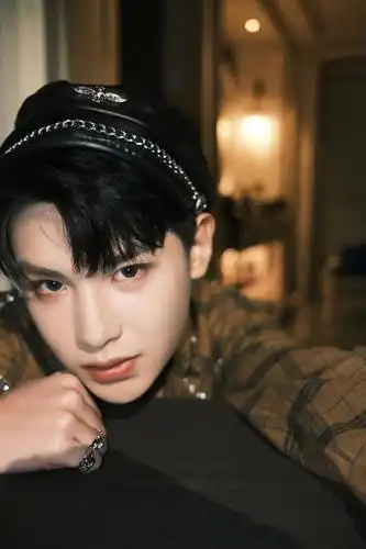 蔡徐坤黄明昊小鬼亮相为爱尖叫晚会 贾鬼后台齐跳《ei ei》让人梦回