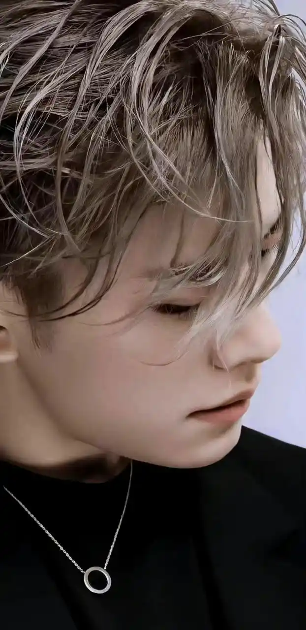 易烊千玺最新广告大片,玫瑰金发色真的很帅!