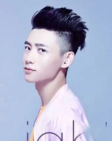 男生剪刘海两边剃空 两边推光中间平刘海阳光帅气风范 - 发型设计