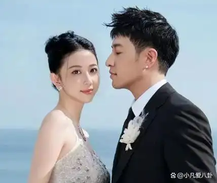 潘玮柏甜蜜晒照,妻子穿百万礼服气质优,粉丝纷纷送祝福