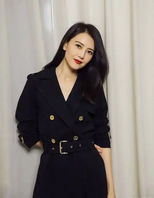 开年学高圆圆穿红装烈焰裙配红唇气场全开优雅贵气仅靠一条裙子