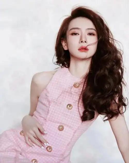 美女演员戚薇今日最新美照出炉啦粉粉的好漂亮