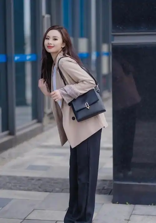 好了,今天给大家分享了3件不同的春季外套,有适合学生党的辣妹风穿搭