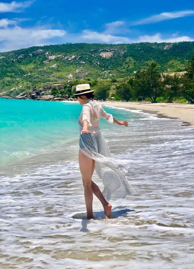 被54岁刘嘉玲惊艳了!晒泳装照大秀身材,穿波点防晒衫少女心十足