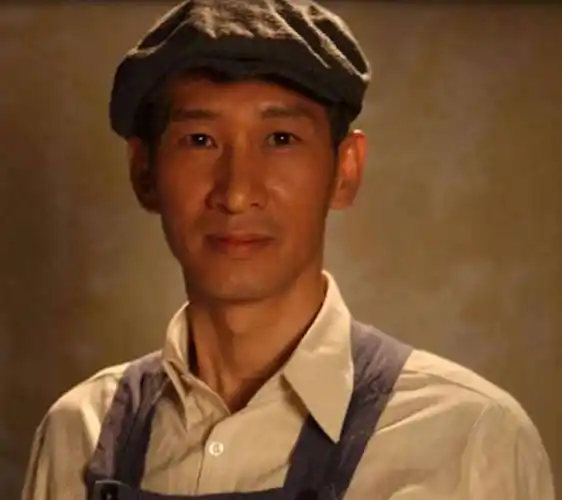 年轻时在傅彪的牵线搭桥下,王劲松逐渐有了露面的机会.