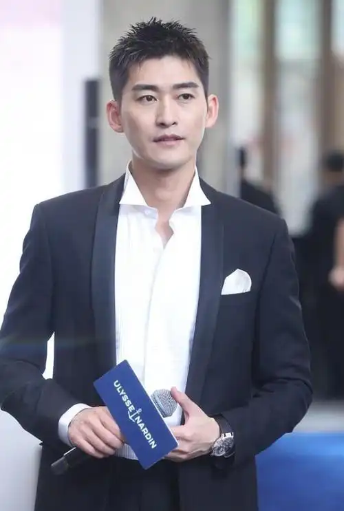 原创张翰:穿西装太帅了,双排扣款式设计配上白衬衫,显得精神又阳光