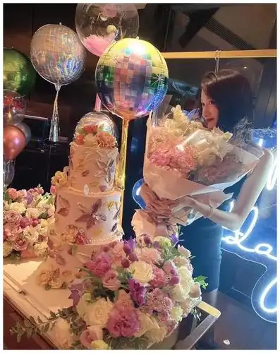 关晓彤圈内人缘遭质疑,生日仅两人发博祝福,与平时表现差别大