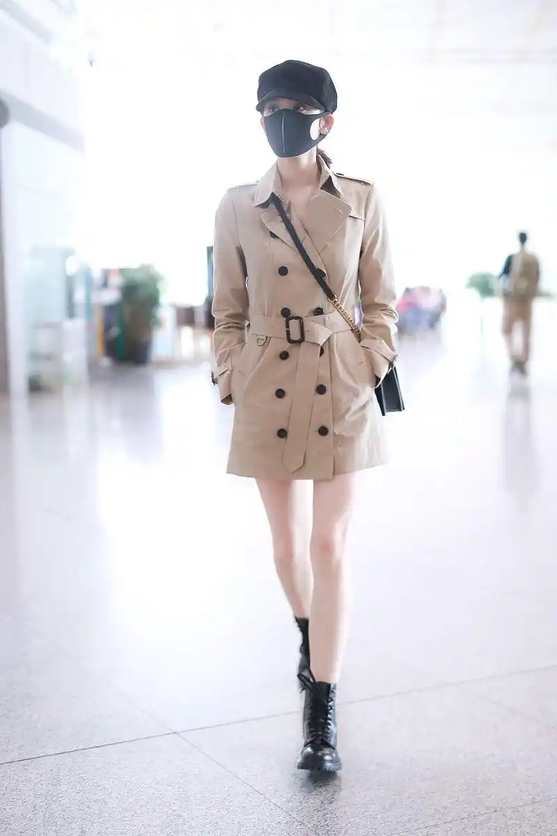 古力娜扎街拍:burberry风衣裙alexander mcqueen斜挎包马丁靴 帅气