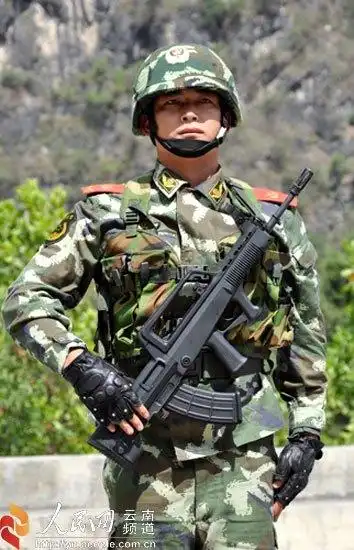 有谁可以给几张边防武警在执勤的时候,拿枪.