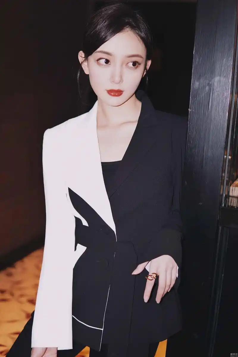 汪小敏九月时尚大片上线 可甜可盐魅力流露