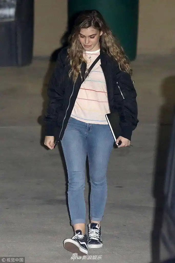 美国比弗利山庄,"小狼人"泰勒·洛特纳(taylor lautner )与女友去教堂