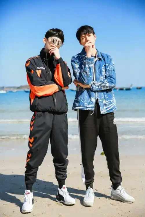 白敬亭和魏大勋的互动真的太吼笑了,魏大勋让小白帮忙p图,白师匠可以