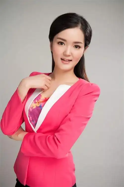 风格亲切自然,大气清新,主持大型活动,晚会近百场.