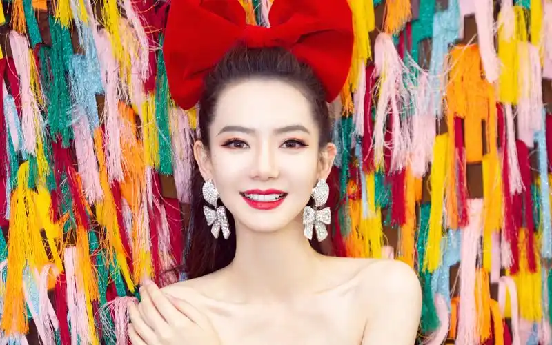 戚薇彩色流苏裙性感写真图片壁纸