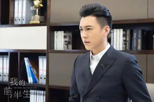 露耳,露额的发型,白衬衫 西服 高级腕表,这是训人的老板么