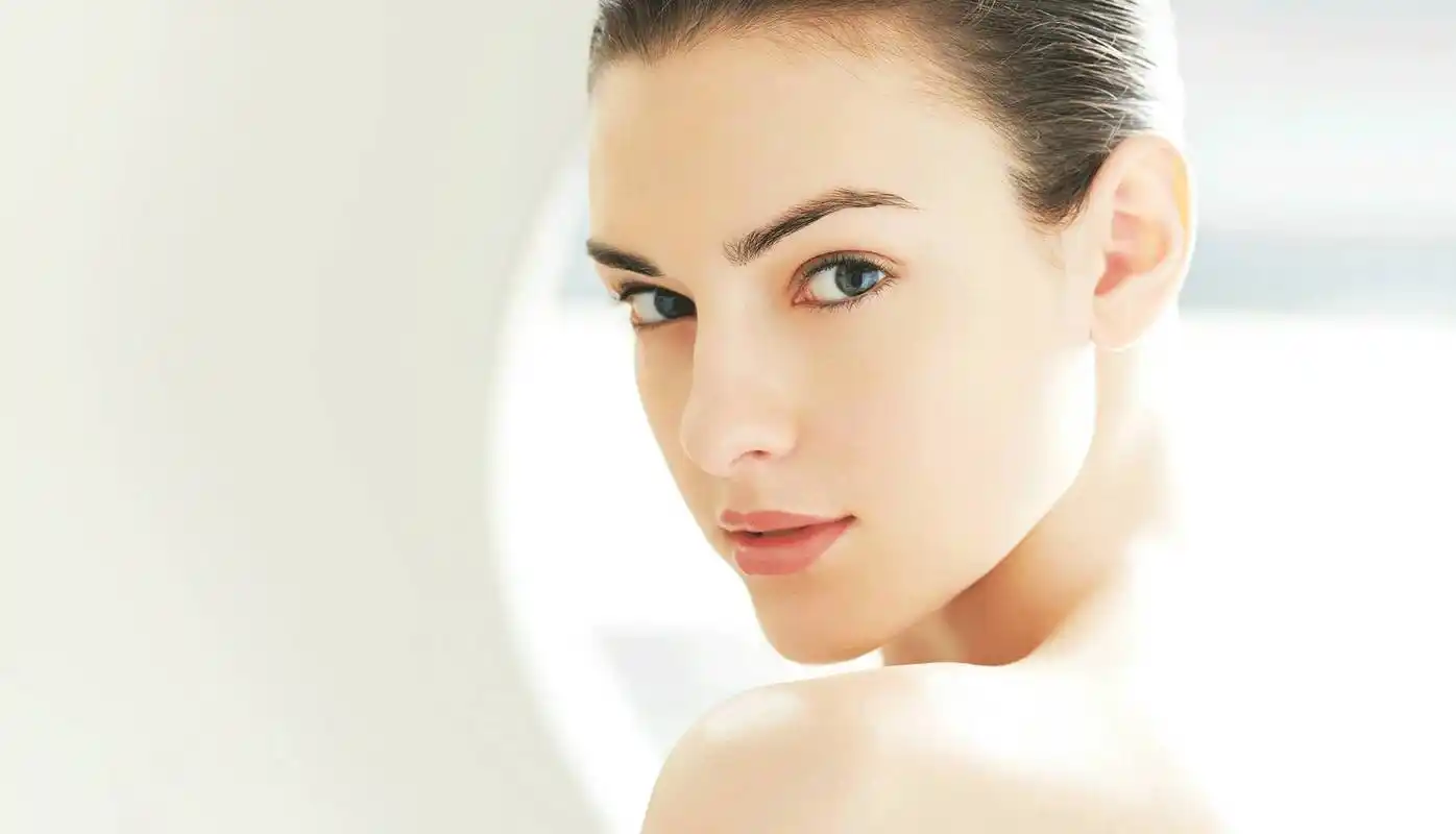 眼睛四周的皮肤特别细嫩,过分接触阳光,会产生皱纹,要是必须在阳光下