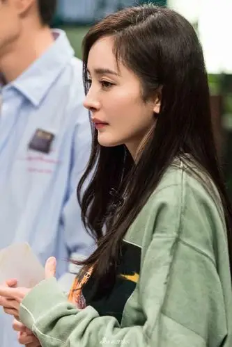 组图:杨幂花式穿搭驾驭各种风格 学生装清纯可爱休闲装随性大方