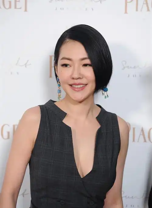 留着标志性的短发,单手叉腰凹造型的小s魅力十足,如此有女人味的她有