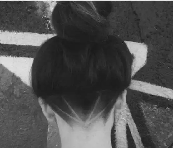 女生后面字母发型造型图片