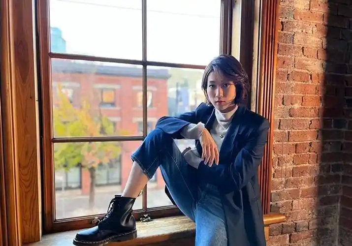 钟嘉欣罕见晒时尚照,孕期穿连体泳衣玩水太爱美,婴儿白肌肤抢镜_款式