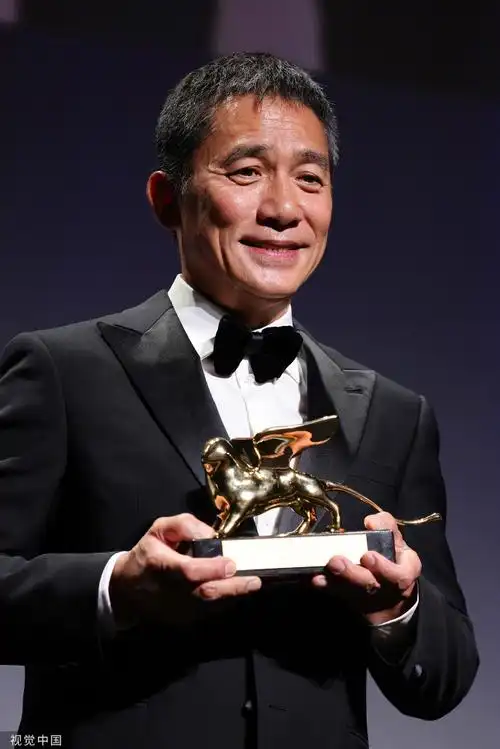 梁朝伟威尼斯捧奖杯哭了##李安说梁朝伟一眼胜过万语千言##梁朝伟