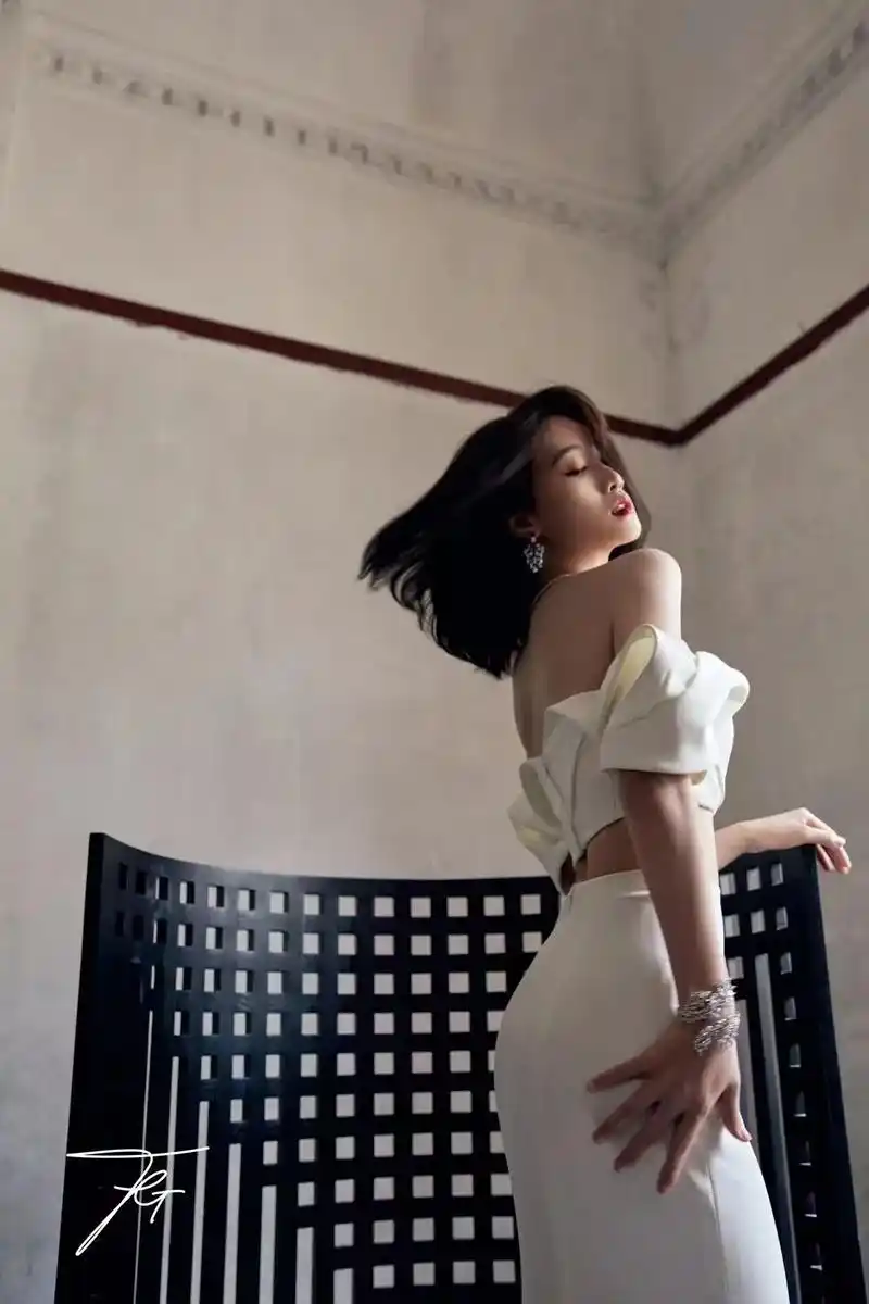 演员#蓝盈莹 in jg 2023couture系列礼服【e - 抖音