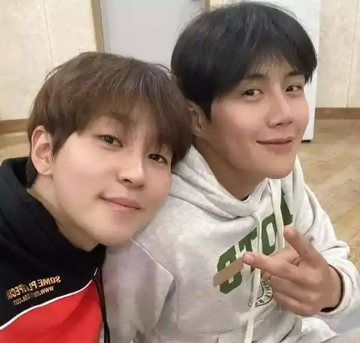 金钟旼于1996年以伴舞身份出道,之后成为韩国著名团体高耀太的男主唱.