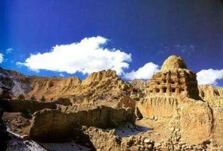 进藏景点 西藏景点 曲贡古遗址景点简介: 曲贡遗址位于拉萨市北郊,距