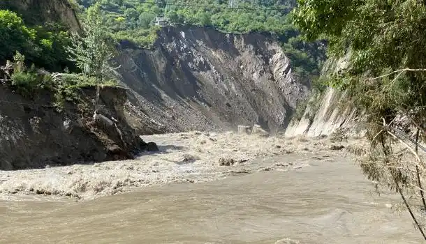 山体滑坡持续不断,四川丹巴烂水湾或再形成堰塞体_上直播_澎湃新闻