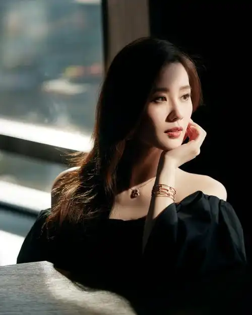 刘诗诗身穿一字肩黑色连衣裙高贵优雅一头披肩长卷发