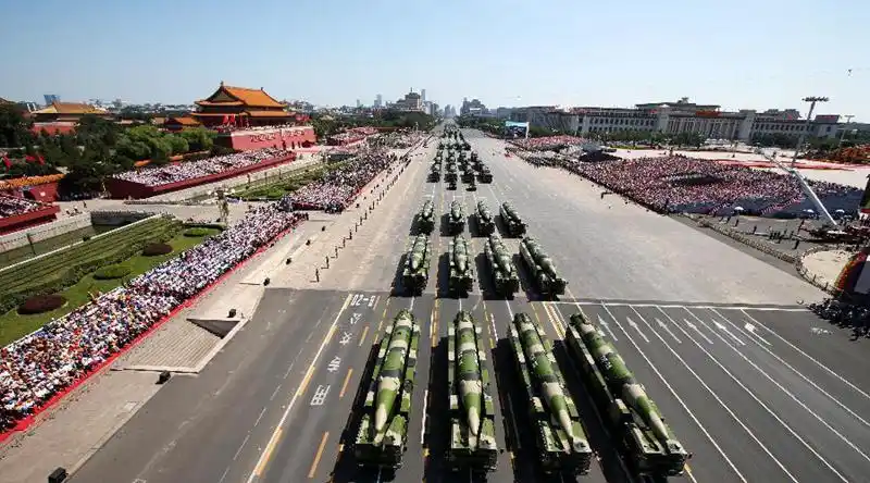 航天科工11型导弹武器装备亮相胜利日大阅兵