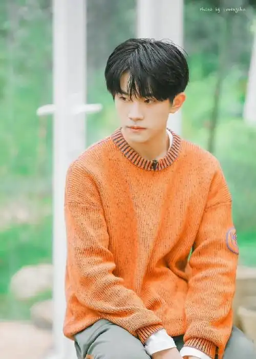 易烊千玺橙色系运动风造型##易烊千玺橙色运动套装